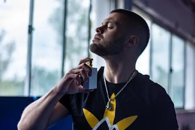 Como-aplicarse-el-perfume-para-hombres