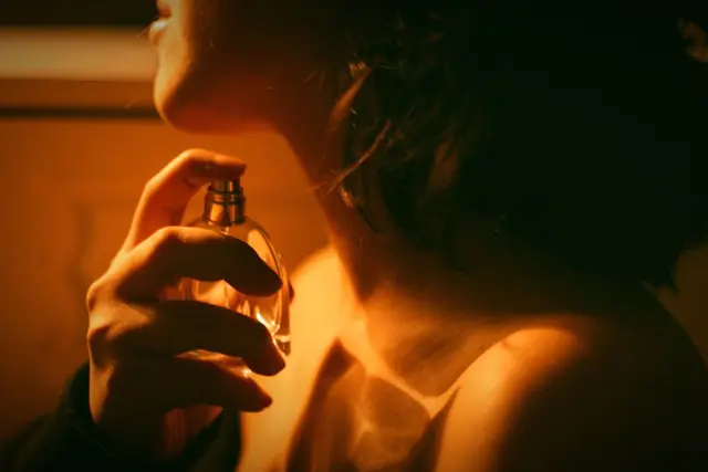 Como aplicarse un perfume de forma correcta